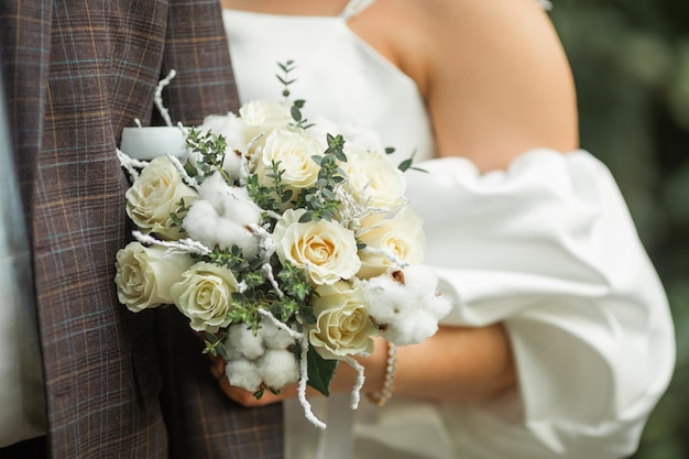 신혼부부를 위한 신선한 꽃의 흰색 꽃다발
