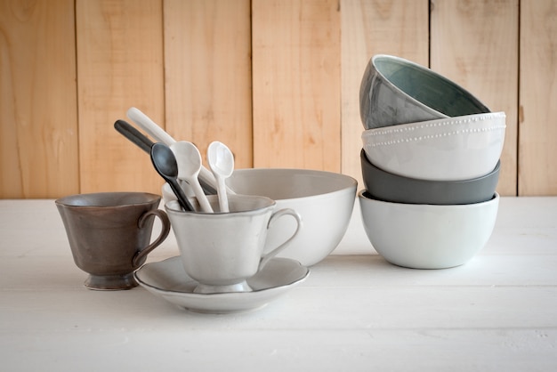 Photo white bowl and spoon ceramic on a gray background