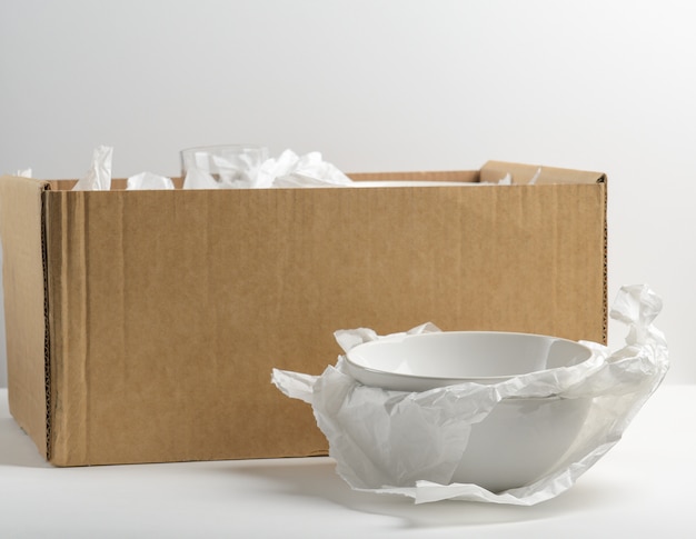 White bowl with cardboard box in the package