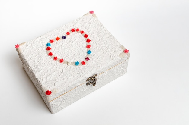 Белая коробка, украшенная цветами в форме сердца
