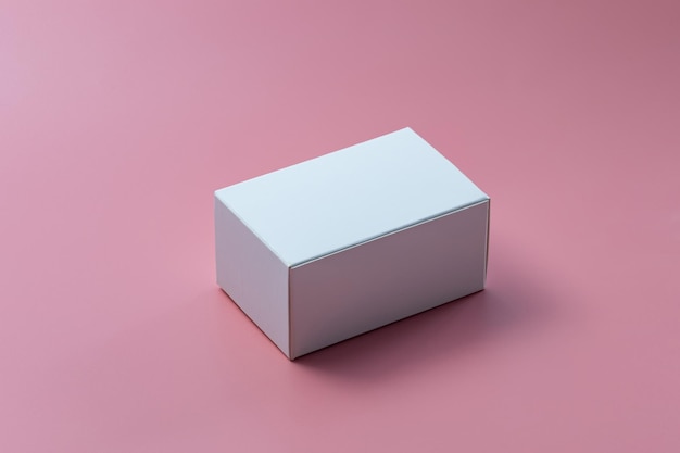 Белая коробка на розовом фоне макет