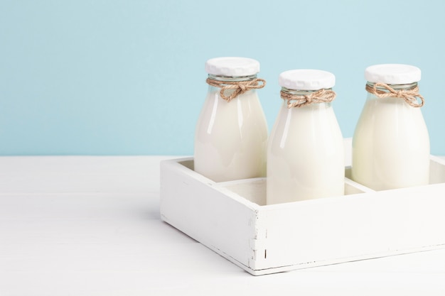 写真 ミルクのボトルとホワイトボックス