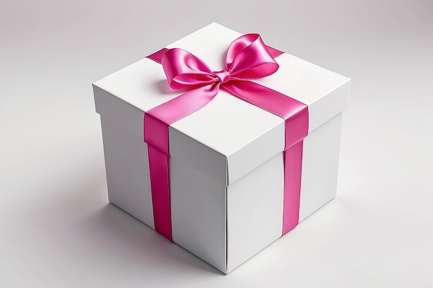 Фото Белая коробка с розовой лентой на белом фоне