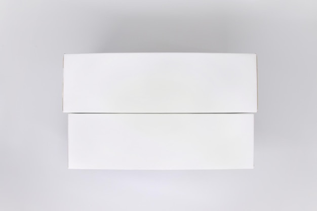 Photo a white box with a single white box on it