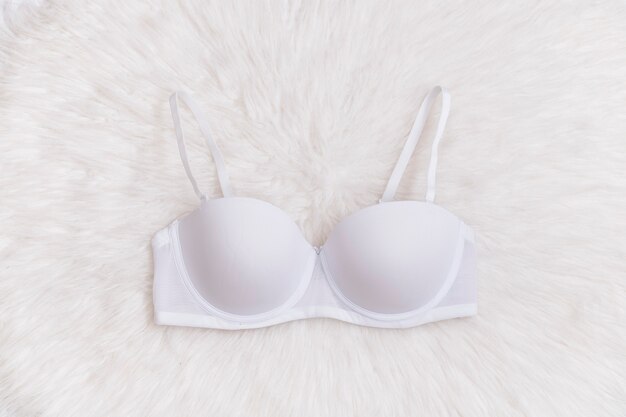 Reggiseno bianco su pelliccia bianca