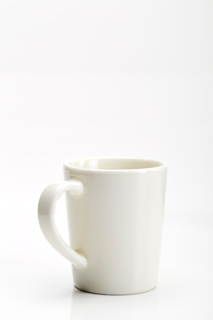 커피 나 차를 위해 빈 흰색 브랜드 머그잔