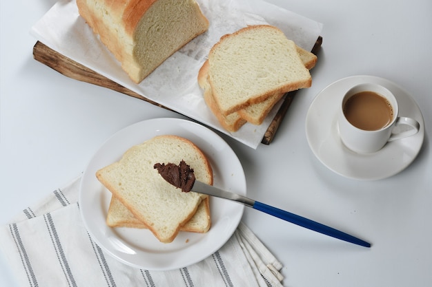 концепция завтрака с белым хлебом и кофе