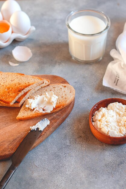 Foto pane bianco con bicchiere di ricotta di latte e uova di prodotti agricoli