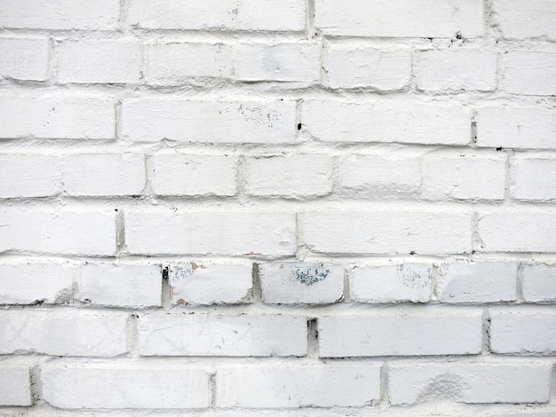 Il muro di mattoni bianchi è dipinto con vernice