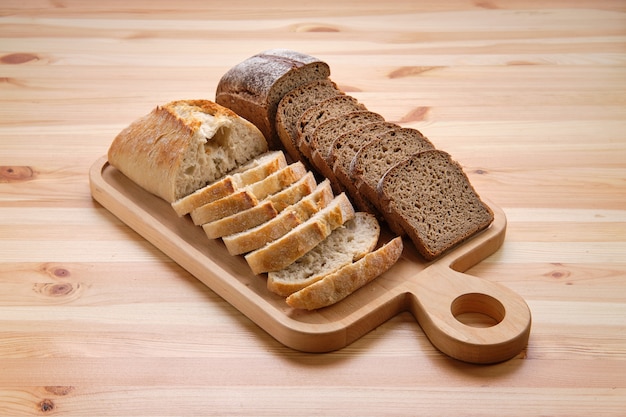 Pane bianco e nero sul tagliere di legno