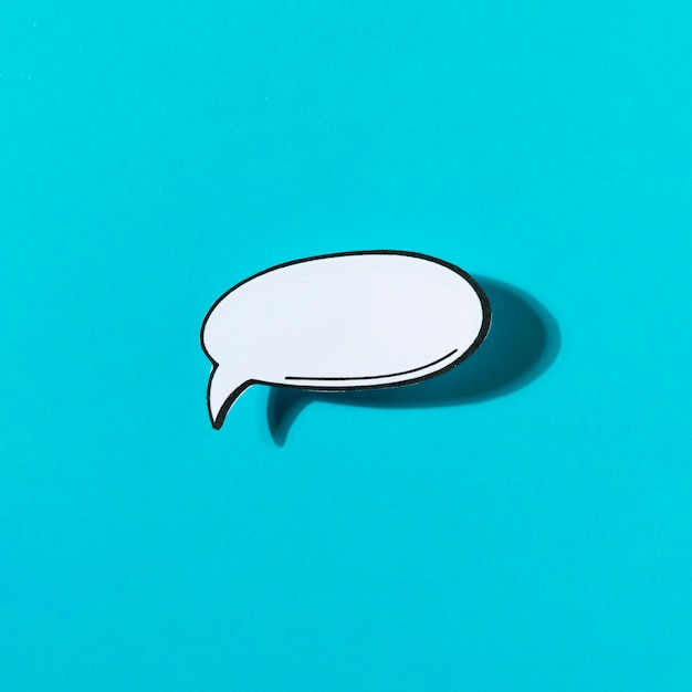 Photo white bubble speech chat icon on blue background