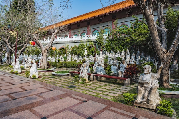 사진 타이완의 푸 광산 사원 (fu guang shan temple) 에 있는 색 부처 동상 (white buddha statue) 푸 광산 부처 박물관 (fo guang shan buddha museum) 은 이전에는 부처 기념 센터 (buddha memorial center) 로 알려져 있었다.