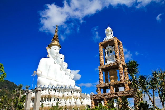 Phasornkaew寺院、Khao Kho Phetchabun、タイで白い仏像。
