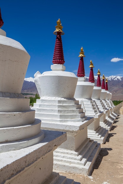 Foto stupa buddista bianco o pagoda nel monastero tibetano vicino al villaggio leh nella regione del ladakh, india del nord