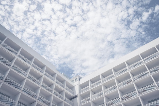 写真 空に照らされた白い建物