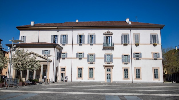 A white building with a balcony and a balcony with the word opera on it.