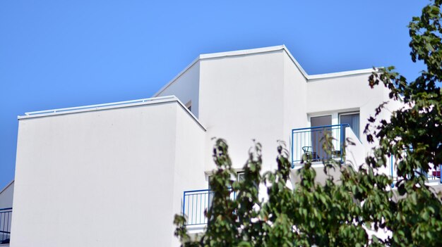 Un edificio bianco con un balcone sul lato