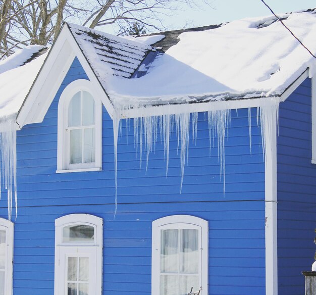 写真 雪で覆われた屋根の白い建物