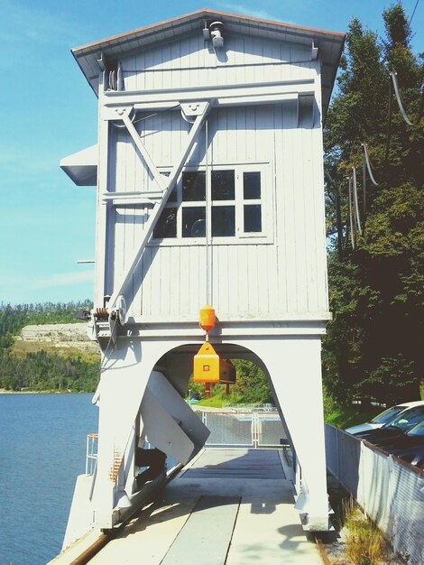 空に向かって湖に沿って建てられた白い構造物