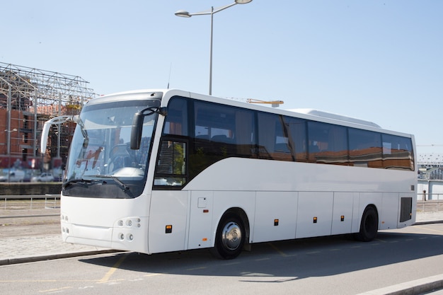 Foto bus bianco parco moderno in città