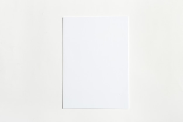 Белая визитная карточка на деревянный стол. пустой портрет а4.