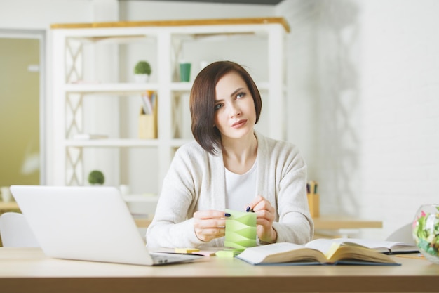 Photo white business woman working on project