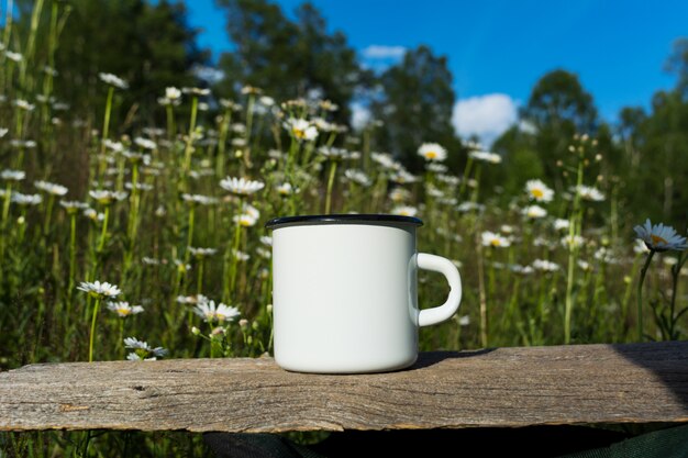 Photo white campfire enamel mug with daisy field