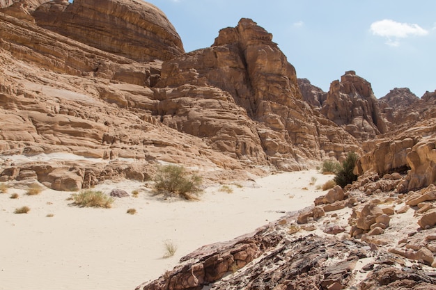 Canyon bianco con rocce gialle. egitto, deserto, la penisola del sinai, dahab.