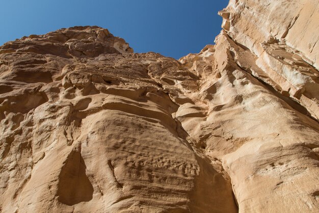 Canyon bianco con rocce gialle. egitto, deserto, la penisola del sinai, dahab.