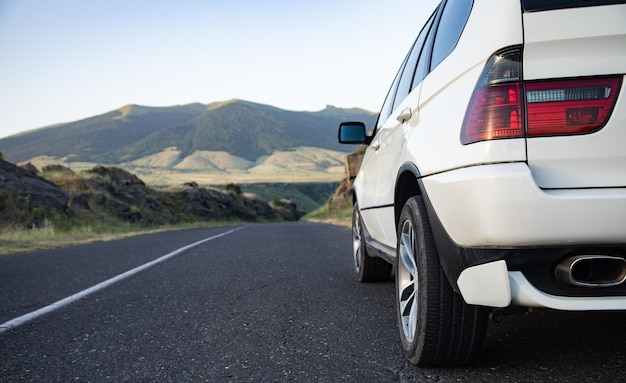 L'auto bianca si muove sulla strada tra le montagne