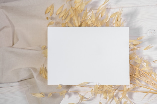 Foto mockup di carta bianca con pianta secca, stile di carta zero rifiuti di san valentino