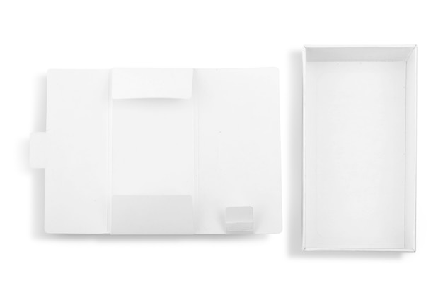 Белый картонный макет и открытая пустая белая картонная коробка