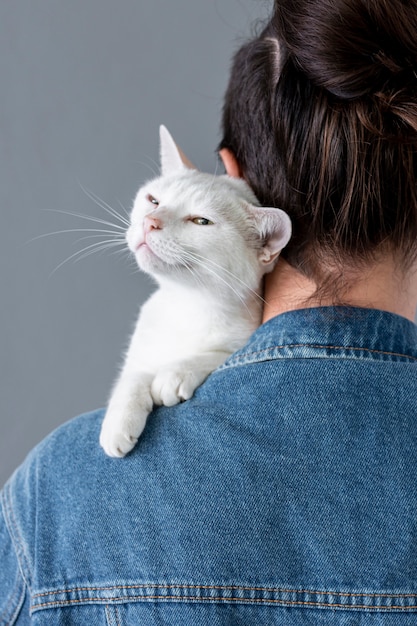 소유자 어깨에 앉아 흰 고양이