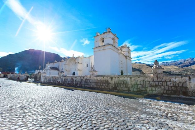 Photo white catholic church in rural peru