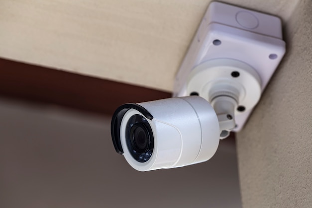 Photo a white cctv in a white theme house for safety live.