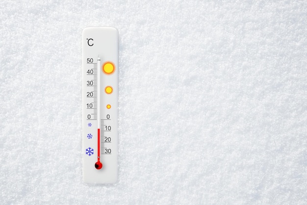 Белый термометр по шкале Цельсия в снегу Температура окружающей среды минус 8 градусов Цельсия