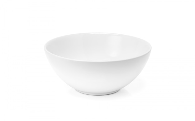 Белая керамическая миска или глубокая тарелка, изолированные на белом