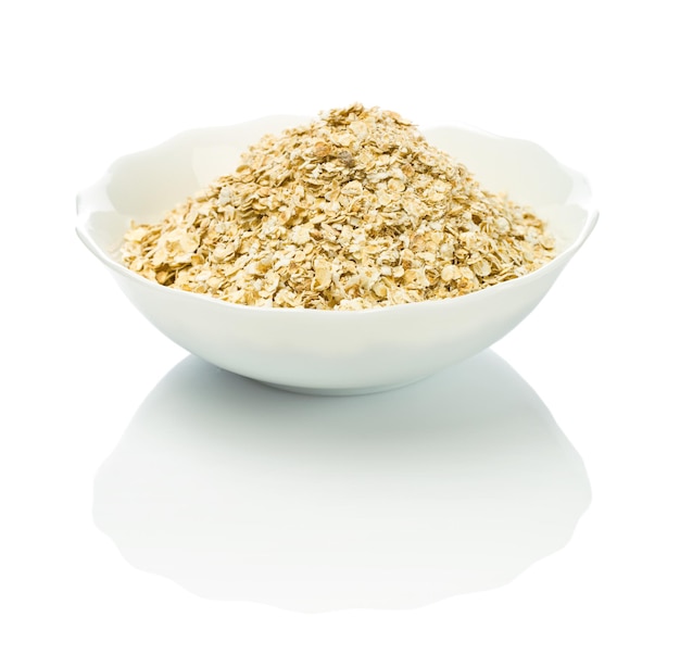 Photo white ceramic bowl with cereals