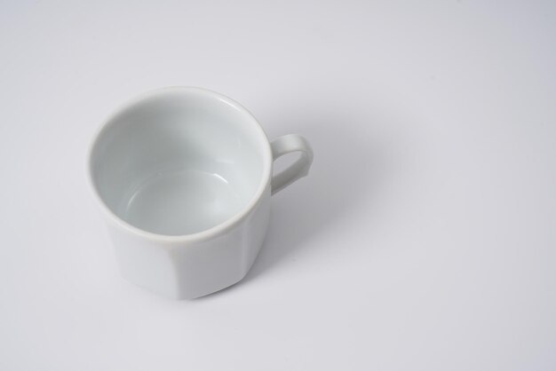 흰색 배경에 흰색 세라믹 커피 컵