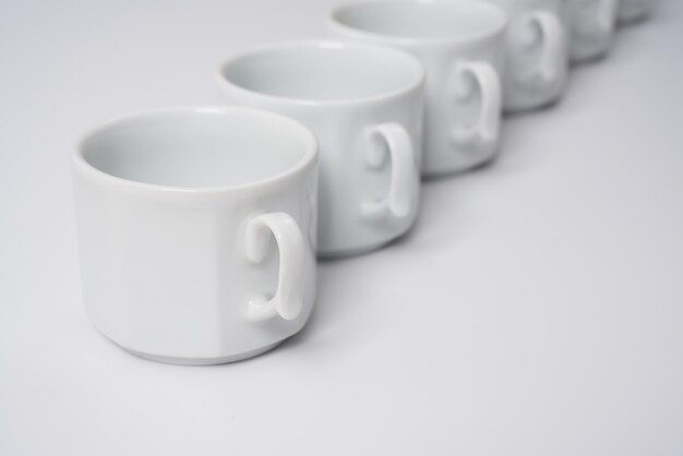 Photo white ceramic coffee cups on a white background