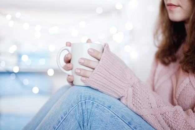 Photo white ceramic coffee mug in woman's hand