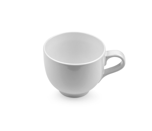 Белая керамическая чашка на белом фоне
