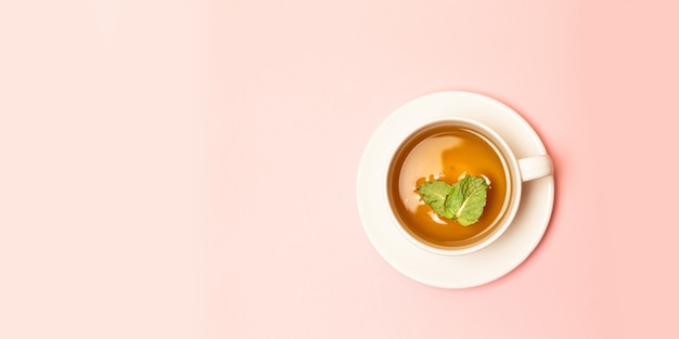 Foto tazza in ceramica bianca con tè verde o nero alle erbe con foglie di menta