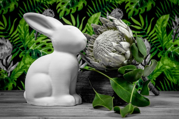 Foto figurina di un coniglio di ceramica bianca su un tavolo di legno marrone