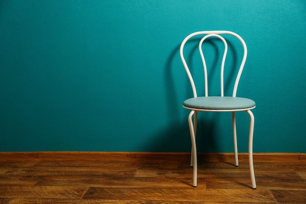 Photo white chair against empty blue wall