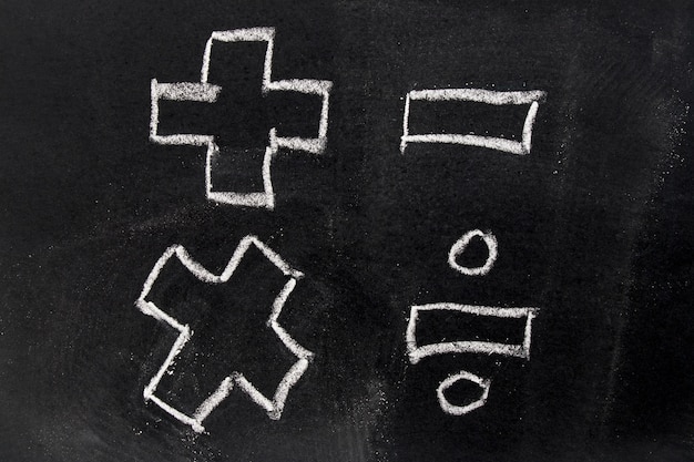 Photo white chalk drawing in basic mathematics symbol