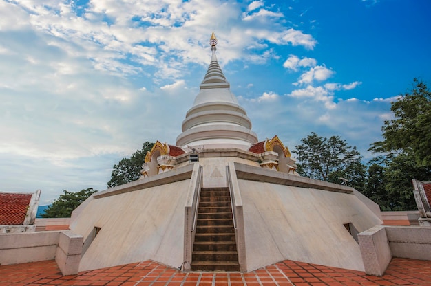 푸른 하늘 배경에 흰색 체디 왓 프라 탓 Pha Ngao Chiang Saen Chiang Rai