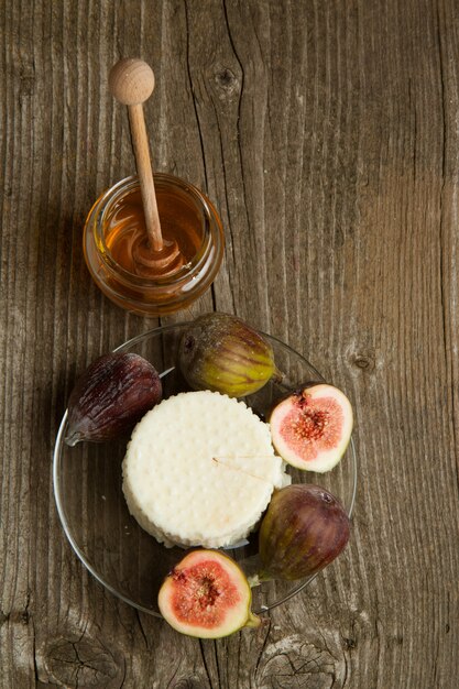 White cheese with figs and honey