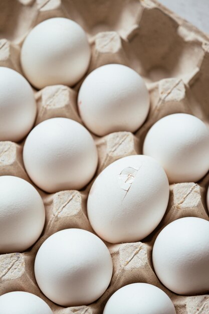 Foto uovo di gallina bianco nel vassoio delle uova