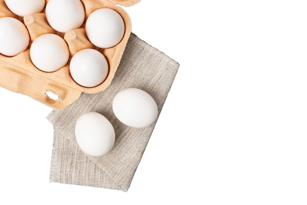 흰색 배경 평면도에 격리된 판지 상자에 있는 흰색 닭고기 달걀
